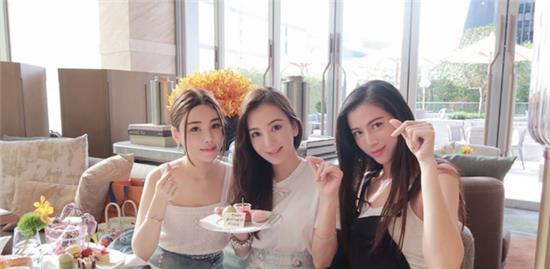 闺蜜进了娱乐圈吃瓜小说,闺蜜的璀璨星途与甜蜜瓜田